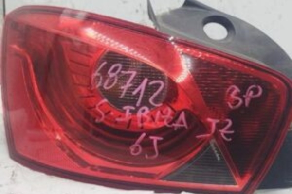 Tulipa trasera de Seat Ibiza de desguace está en buen estado